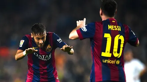 A SUS PIES. Neymar alaba como todo el Camp Nou a Messi (Foto: Getty).