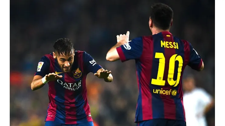 A SUS PIES. Neymar alaba como todo el Camp Nou a Messi (Foto: Getty).