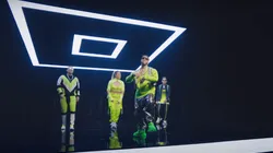 Foto de los cantantes en plena acción.