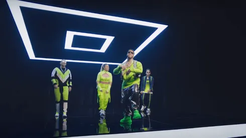 Foto de los cantantes en plena acción.