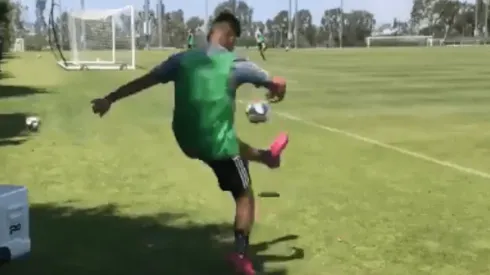 ¡Qué golazo! Efraín Álvarez se lució en el entrenamiento de Los Ángeles Galaxy