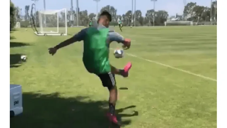 ¡Qué golazo! Efraín Álvarez se lució en el entrenamiento de Los Ángeles Galaxy