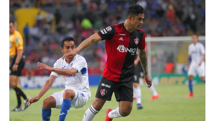 El club de Guadalajara informó que llegó a un acuerdo con Puebla para la compra definitiva de los derechos federativos de Santamaría. (Foto: Jam)