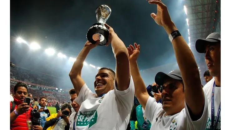 Gerardo Alcoba, durante los festejos por la obtención del Clausura 2018 con Santos Laguna. (Foto: Jam)