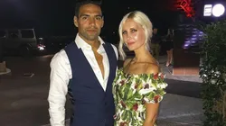 Él un galán, ella una diosa: Falcao subió una foto en la playa, con su mujer en bikini