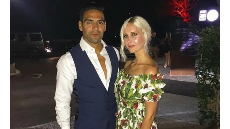 Él un galán, ella una diosa: Falcao subió una foto en la playa, con su mujer en bikini