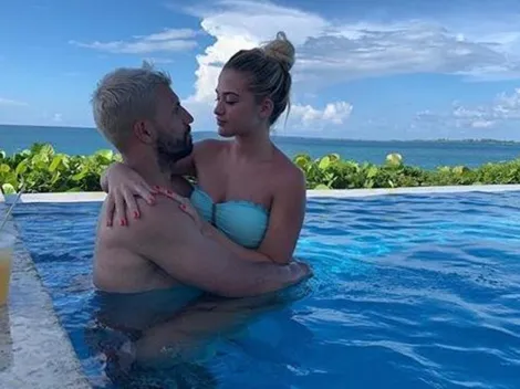 Encima de él, a los besos y en la playa: las fotos de Sofía Calzetti de vacaciones con Agüero