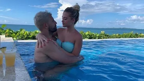 Encima de él, a los besos y en la playa: las fotos de Sofía Calzetti de vacaciones con Agüero