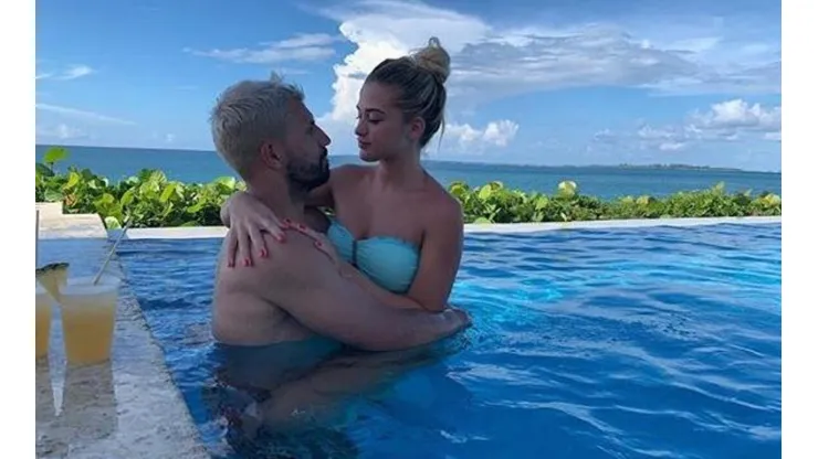 Encima de él, a los besos y en la playa: las fotos de Sofía Calzetti de vacaciones con Agüero