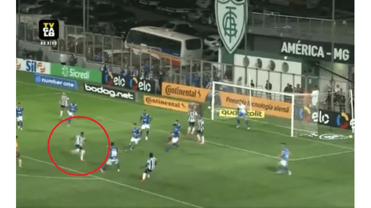 De primera y de volea: el golazo de Juanito Cazares para Atlético Mineiro
