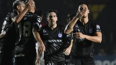 Qué canal transmite Argentinos Juniors vs Colón de Santa Fe por la Copa Sudamericana