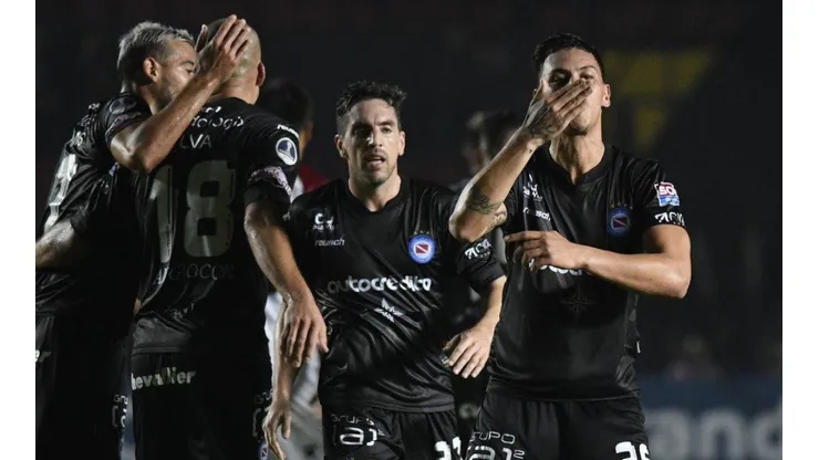 Qué canal transmite Argentinos Juniors vs Colón de Santa Fe por la Copa Sudamericana