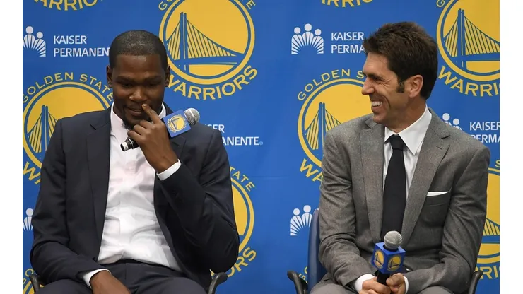 Gerente de los Warriors contiene el llanto al hablar de la salida de Kevin Durant