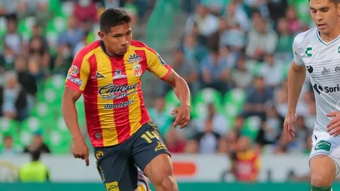 Flores también jugó en el Aalborg B. K. de Dinamarca.