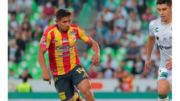 Flores también jugó en el Aalborg B. K. de Dinamarca.