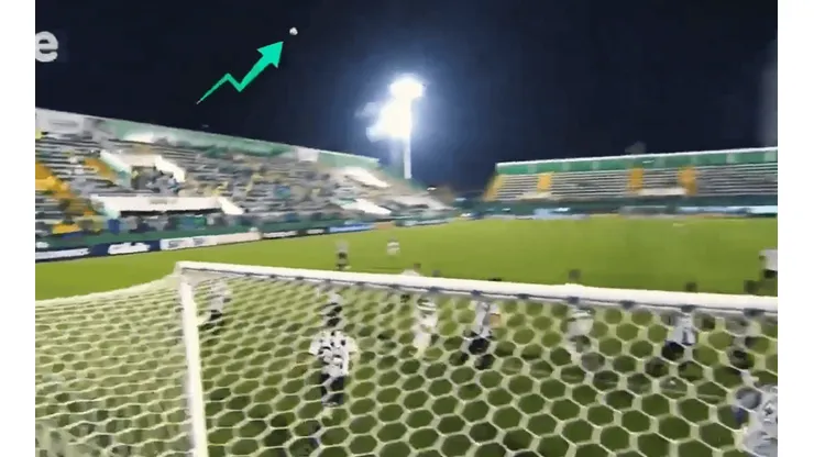 Video diabólico: el balón embrujado que se volvió viral en el duelo entre Mineiro y Chapecoense