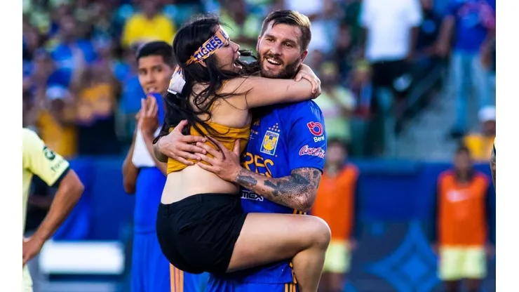 Gignac y la espontánea, durante la final del Campeón de Campeones. (Foto: Mexsport)