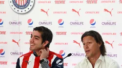 Matías Almeyda junto a Rodolfo Pizarro, cuando lo anunciaron como refuerzo en diciembre de 2016. (Foto:JAM)