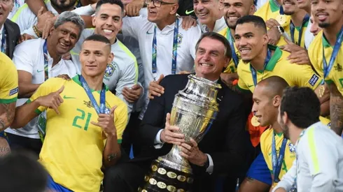 Jair Bolsonaro festejando la obtención de la Copa América.