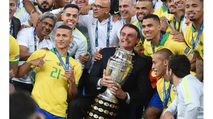 Jair Bolsonaro festejando la obtención de la Copa América.