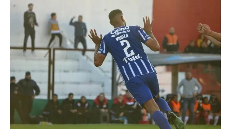 El festejo de gol de Varela.