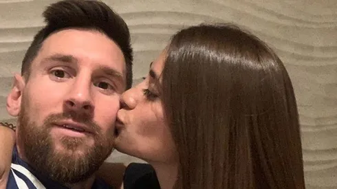 Antonela Roccuzzo, en bikini, se paró al lado de Messi, él sacó fotito y la subió a Instagram