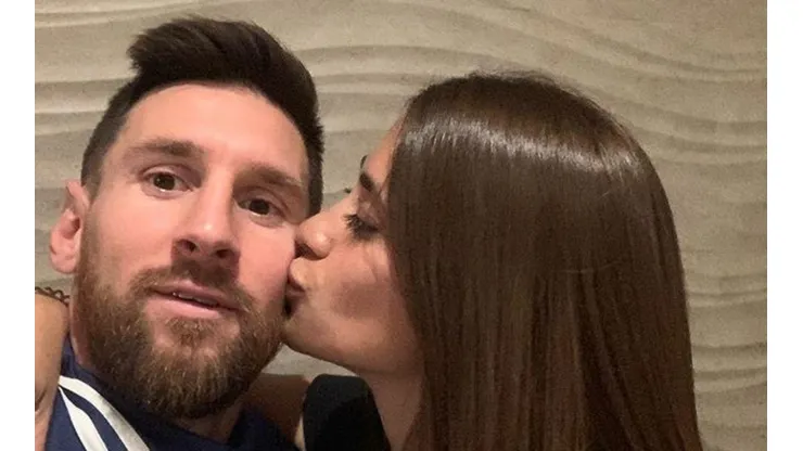 Antonela Roccuzzo, en bikini, se paró al lado de Messi, él sacó fotito y la subió a Instagram