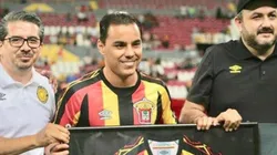 Omar Bravo, homenajeado la celebración del 45 aniversario de Leones Negros.
