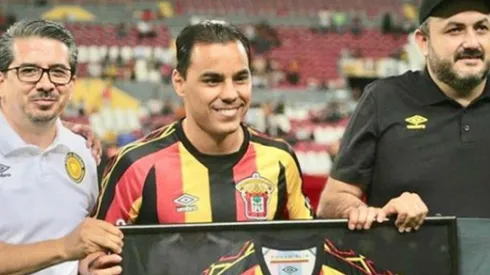 Omar Bravo, homenajeado la celebración del 45 aniversario de Leones Negros.