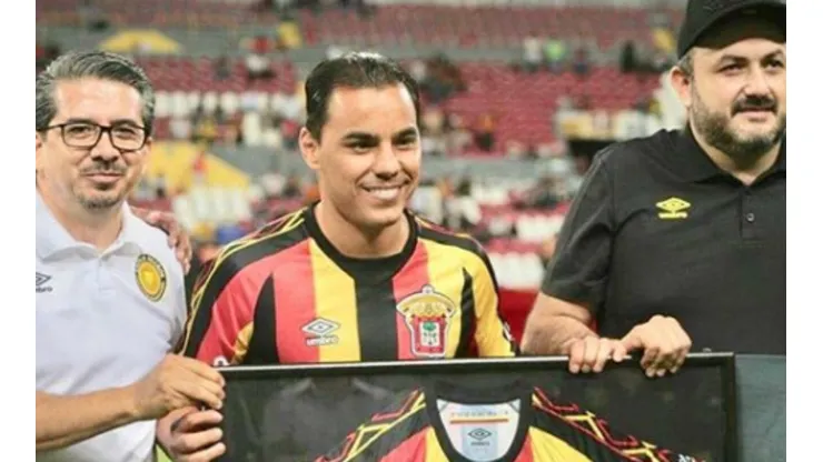 Omar Bravo, homenajeado la celebración del 45 aniversario de Leones Negros.