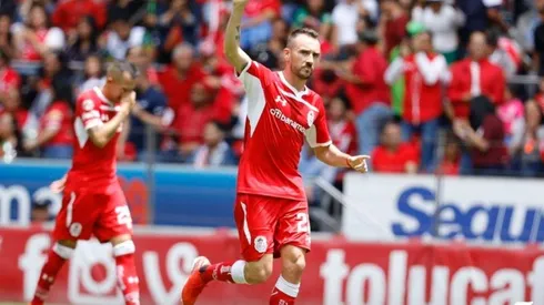 Mancuello convirtió un golazo de tiro libre para empatar el partido. (Foto: Twitter Toluca)
