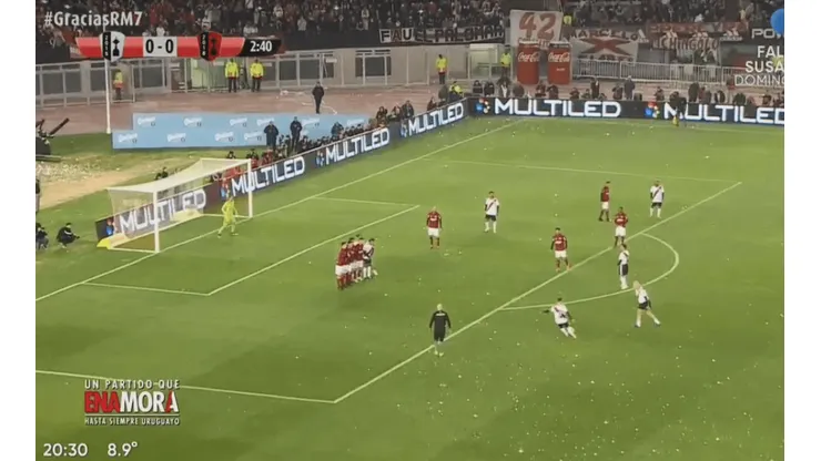 Mora metió el primer gol de su despedida de tiro libre