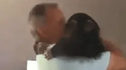 Video viral: la reacción de un mono cuando se reencuentra con los veterinarios que le salvaron la vida
