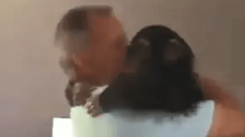 Video viral: la reacción de un mono cuando se reencuentra con los veterinarios que le salvaron la vida