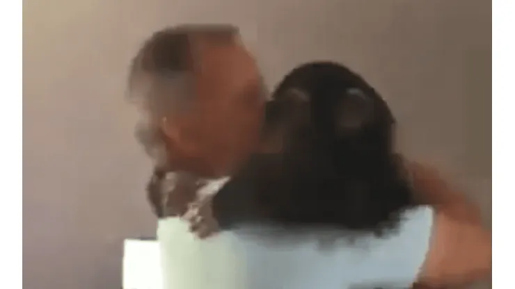 Video viral: la reacción de un mono cuando se reencuentra con los veterinarios que le salvaron la vida