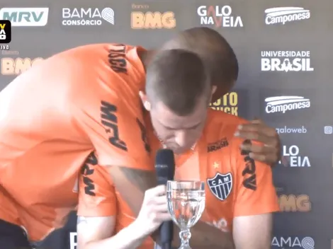 Jugador de Atlético Mineiro se retiró del fútbol por un problema cardíaco, lloró y un compañero lo abrazó