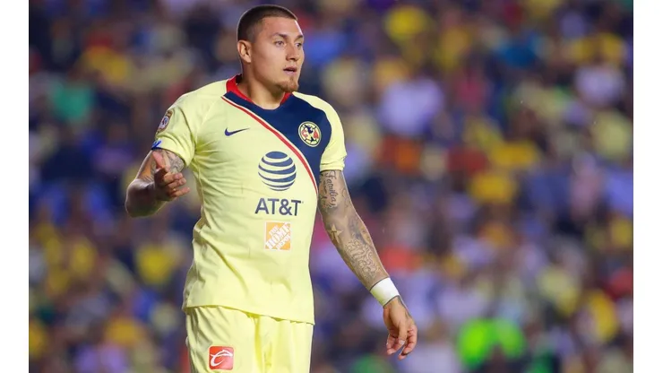 El delantero del América de México, muy molesto por el trato a los jugadores en Chile.
