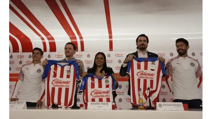 Representantes de Caliente junto a Amaury Vergara y Oribe Peralta. (Foto: @Chivas)