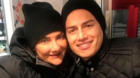 James junto a su madre. (Instagram)