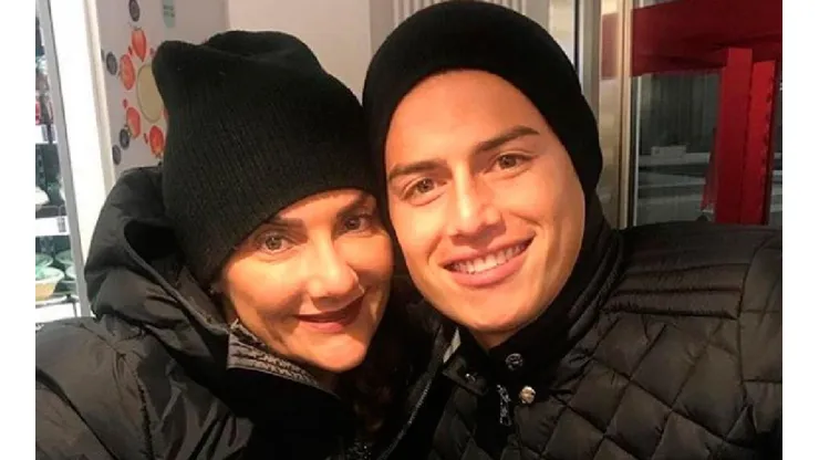 James junto a su madre. (Instagram)