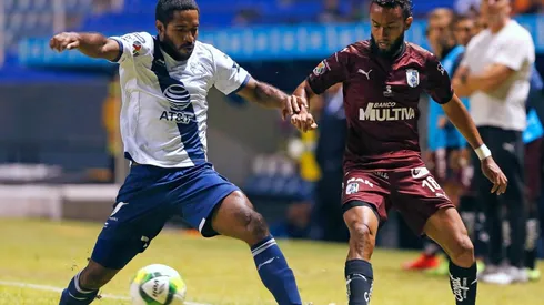 Angulo y César Dos Santos Moreira disputan la pelota, en el duelo por el Clausura 2019.
