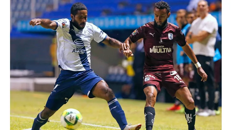 Angulo y César Dos Santos Moreira disputan la pelota, en el duelo por el Clausura 2019.