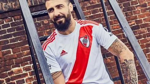 "Solo para verdaderos hinchas", River presentó su nueva camiseta titular