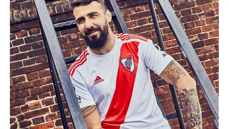 "Solo para verdaderos hinchas", River presentó su nueva camiseta titular