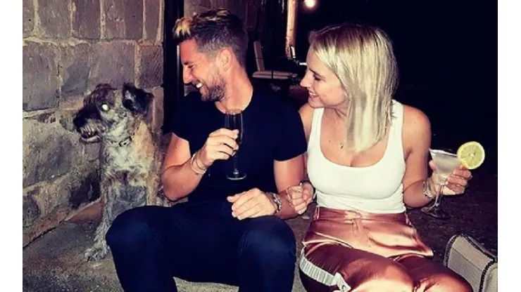 Mertens junto a su novia.