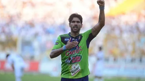 Va por el número 29: El Loco Abreu, a punto de llegar a un nuevo club