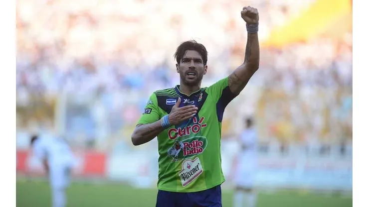 Va por el número 29: El Loco Abreu, a punto de llegar a un nuevo club