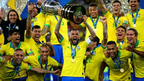 Pretendientes no le faltan: Dani Alves viaja a Europa para escuchar ofertas