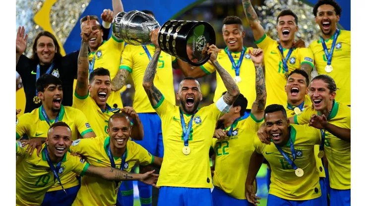 Pretendientes no le faltan: Dani Alves viaja a Europa para escuchar ofertas