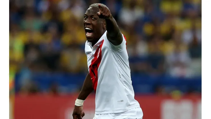Advíncula es el lateral derecho titular de la Selección de Perú.
